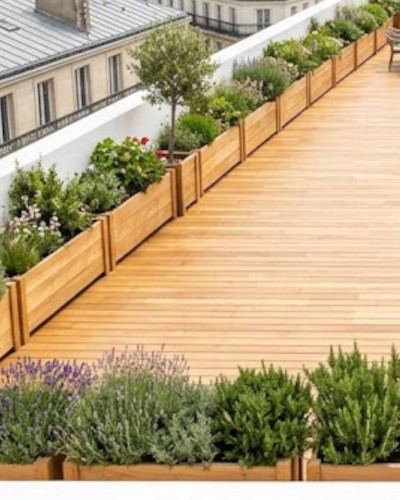 Jardinières en bois sur une terrasse bois à Paris